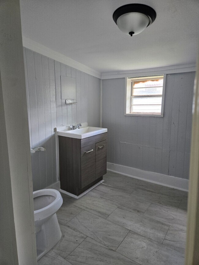 Building Photo - 5906 Hillsboro St