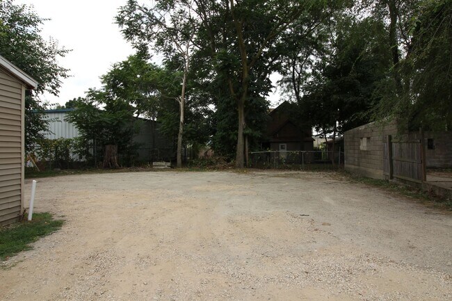 Building Photo - 3 bed -1.5 bath house near GVSU Pew Campus.
