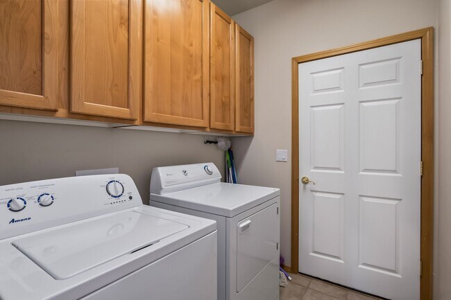Building Photo - Beautiful Eagle Crest Home with Stunning Views and High-End Features!
