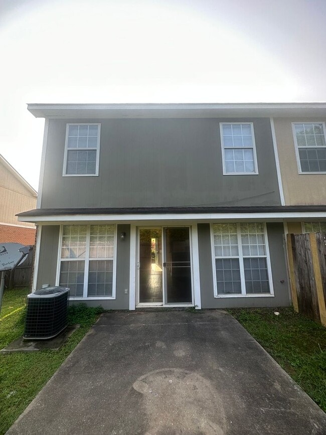 Building Photo - Dunwoody Townhomes!