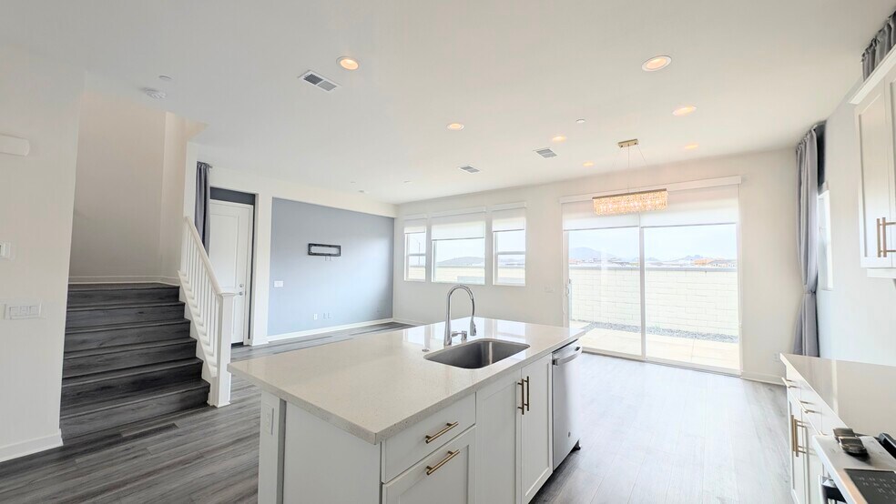 Building Photo - 450 Clubhouse Dr