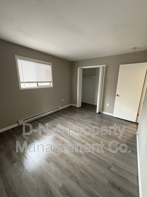 Building Photo - 810 Trafalgar Rd