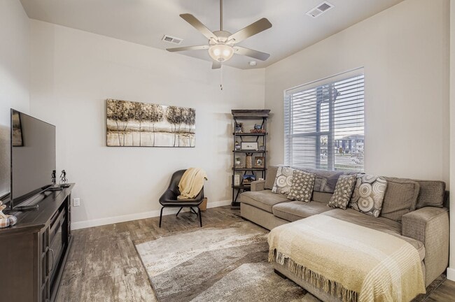 Building Photo - 808 Schlagel St