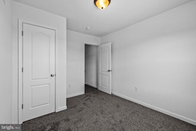 Building Photo - 16 Breezewood Dr