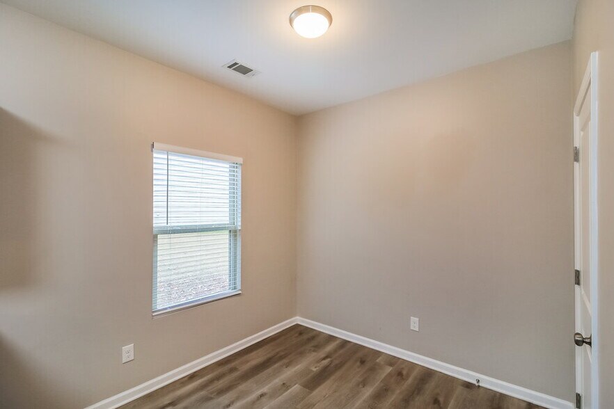 Building Photo - 3482 Sandstone Trail SE