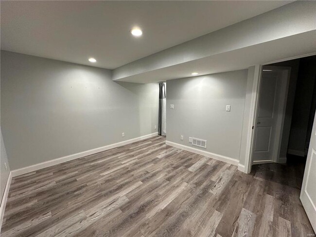 Building Photo - Sleek 2 bedroom townhome ready for immedia...