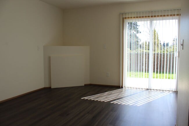Building Photo - 4 bedroom 2 bath family home in quiet Scappoose neighborhood