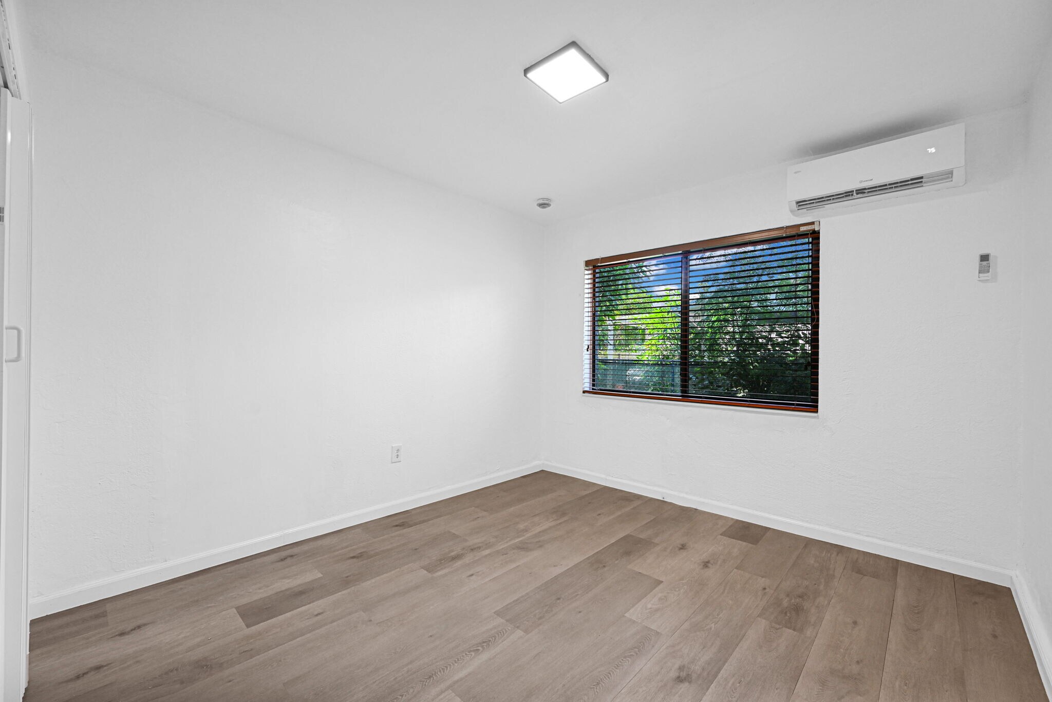 Building Photo - 6432 NE 1st Ct