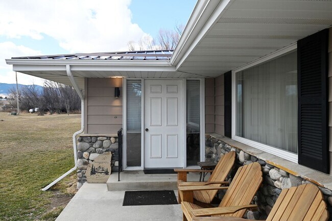 Building Photo - 272 WY-335