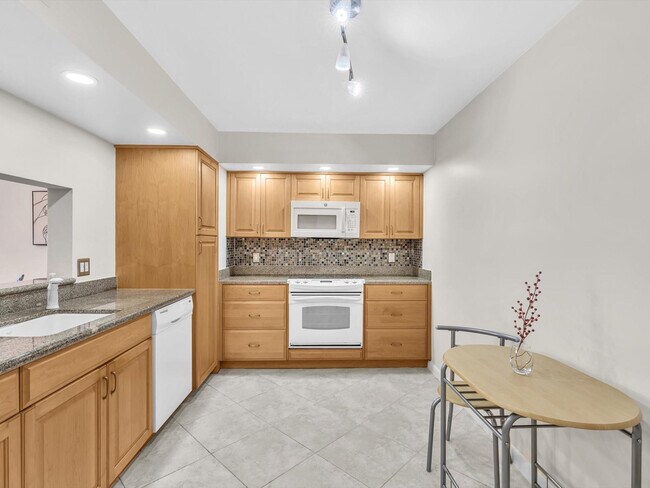 Building Photo - 1150 Hillsboro Mile