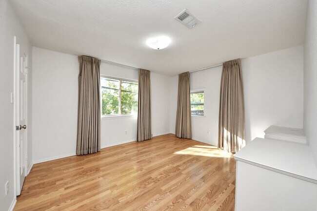 Building Photo - 10743 Boardwalk St