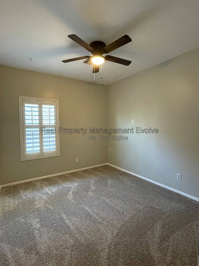 Building Photo - 3632 W Jacksonville Dr