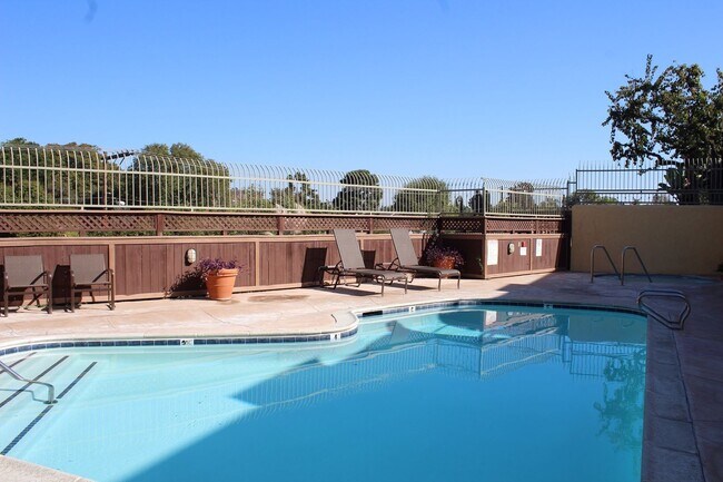 Building Photo - Beautiful 2B/2BA Townhouse w/ Washer/Dryer...