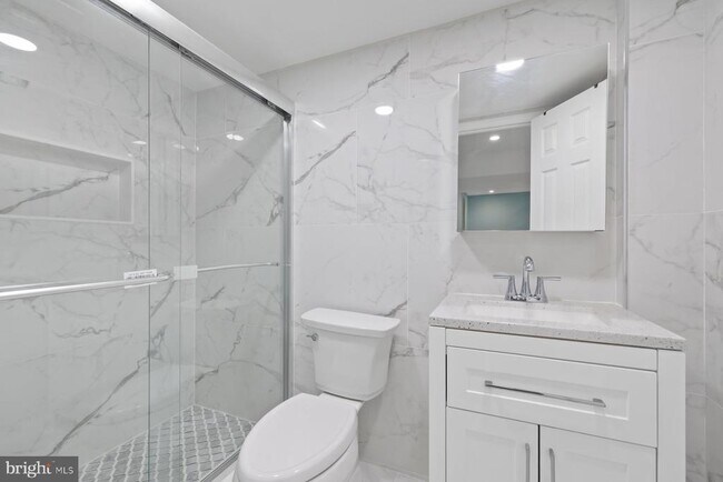 Building Photo - 2913 Collins Ave
