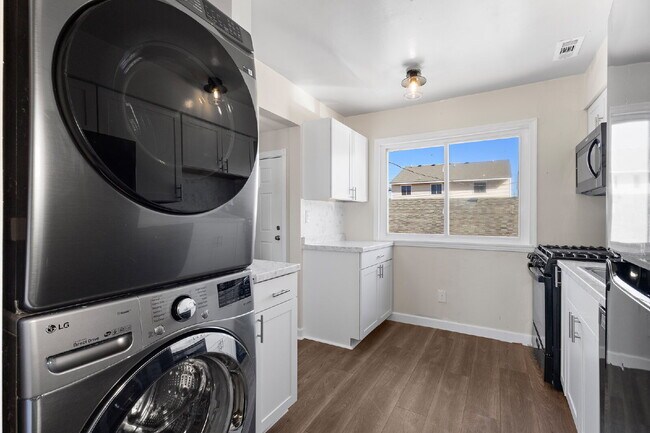 Building Photo - Beachside Living with Beautiful Bay Views