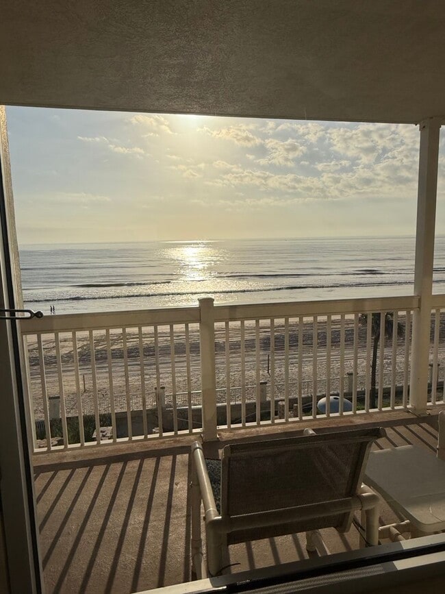 Building Photo - Ocean FRONT Studio! Amazing and must see! DEPOSIT-FREE Renting option thru OBLIGO! Deposit Altern...