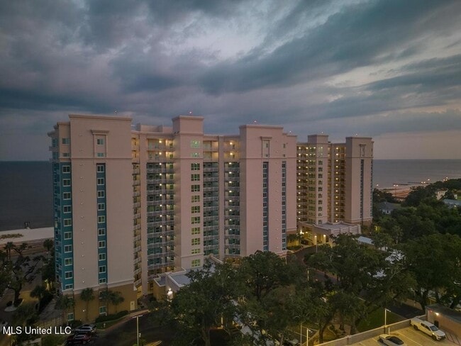 Building Photo - 2228 Beach Dr
