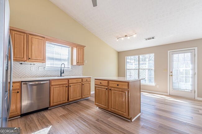 Building Photo - 5755 Lakeview Cir