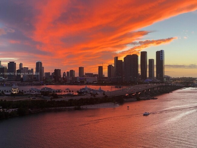 Building Photo - 1000 Venetian Way