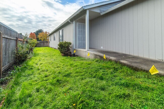 Building Photo - Beautiful 3 Bed 2.5  one level Townhome wi...