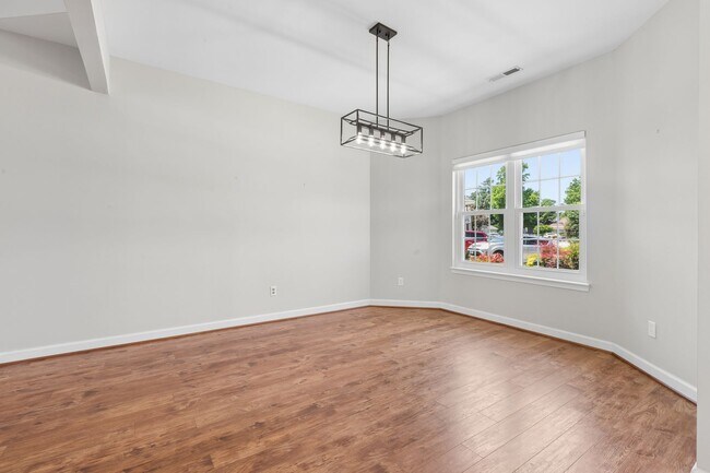 Building Photo - Gorgeous Home Ready for Move In