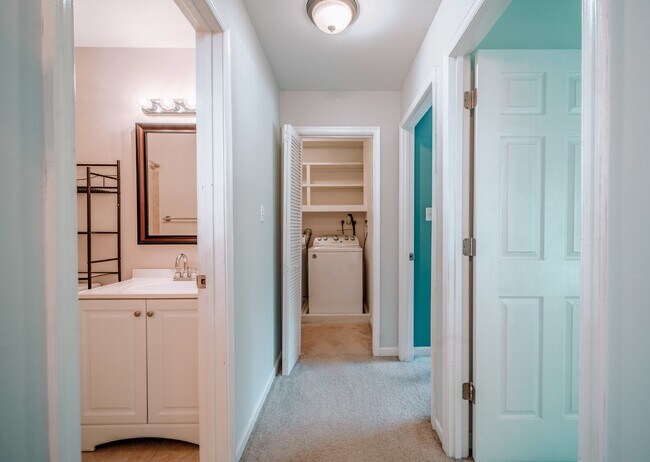 Building Photo - Spacious 5-Bedroom End-Unit Townhome in Reston with 3 Finished Levels, Renovated Kitchen & Fenced...