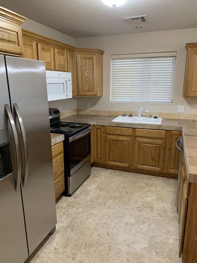 Building Photo - Skyhawk 3 bedroom 2.5 bath with a single car garage