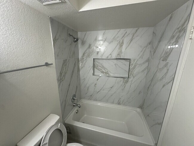 Building Photo - 1559 W Mercer Ln