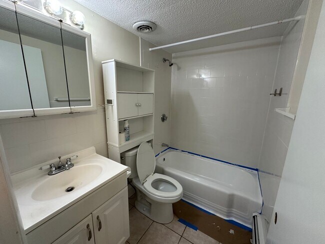 Building Photo - Large Studio - Balcony - Pool - Close to T
