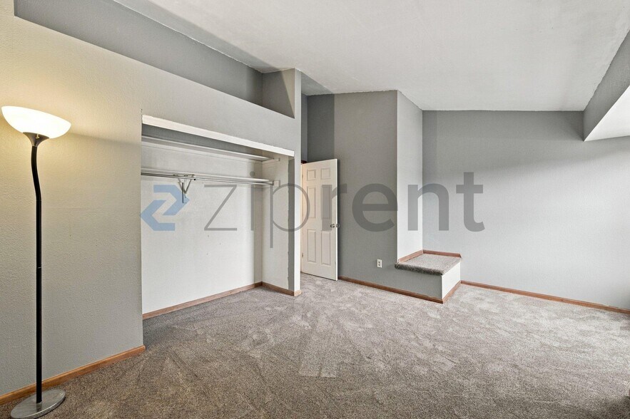 Building Photo - Unit