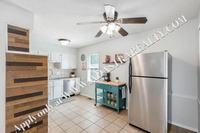 Building Photo - Inviting 3 Bedroom Close to Everything-Available in MAY!!