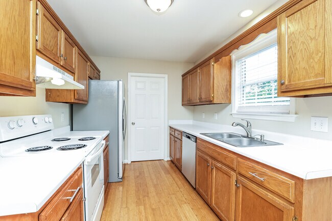 Building Photo - 2812 Sutherland Dr