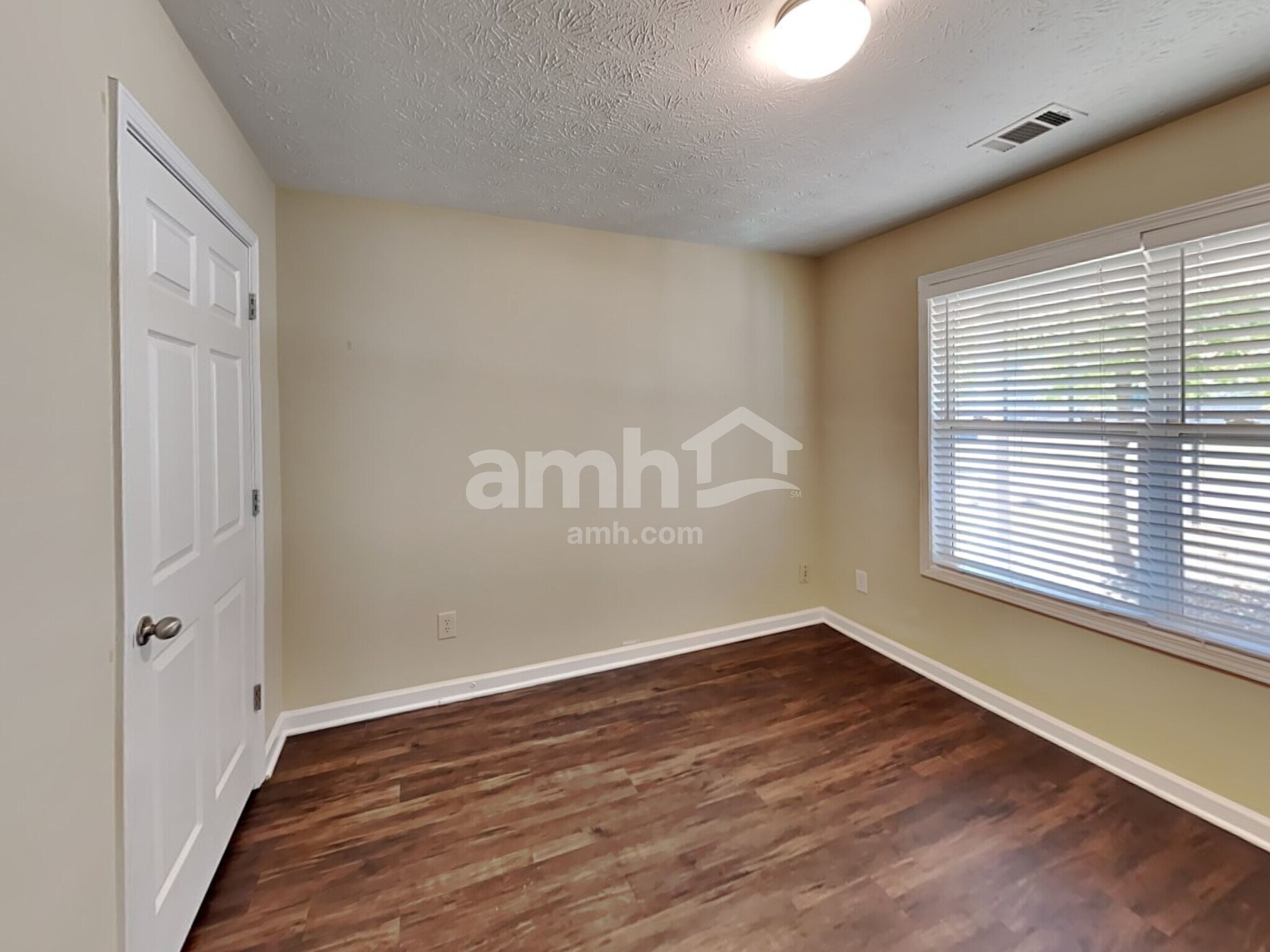 Building Photo - 303 Cole Creek Dr