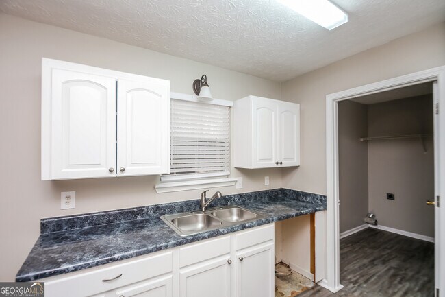 Building Photo - 221 Beechwood Ln