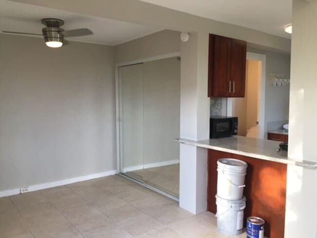 Building Photo - Kaimuki Studio!