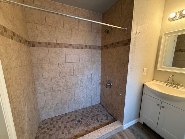 Building Photo - 4 Bedroom, Vinyl Flooring House, Large Yar...