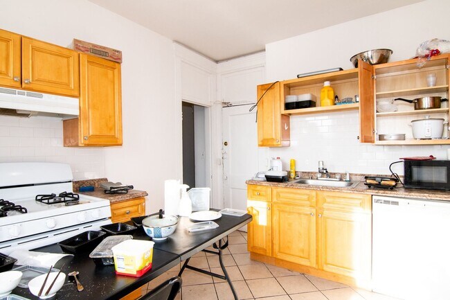 Building Photo - Great BU two bedroom, high ceilings, great living room