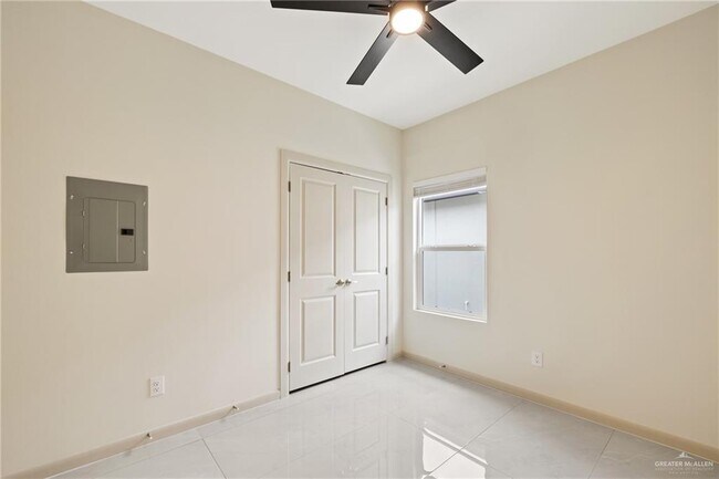 Building Photo - 1705 W Violet Dr