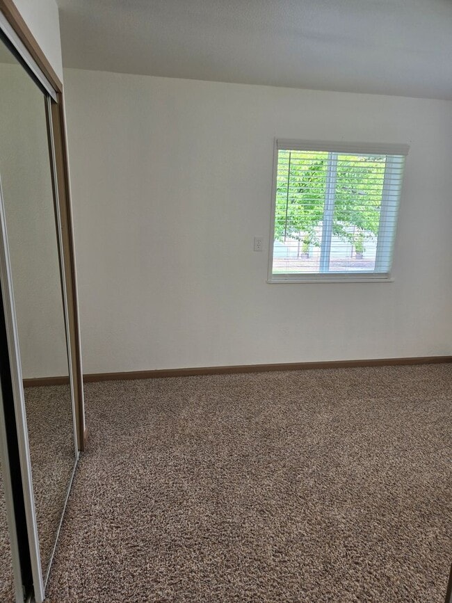 Building Photo - STATUS: AVAILABLE |R21| $1200 + $250 flat ...