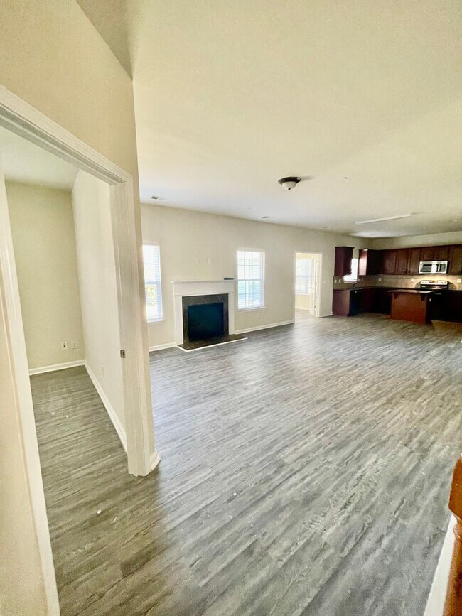 Building Photo - Stunning 5-bedroom, 2.5-bathroom home | Lo...