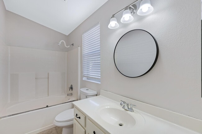Building Photo - 302 N Hudson Pl