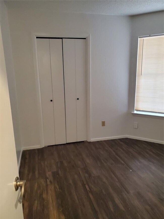 Building Photo - 907 Fairway Green Cove