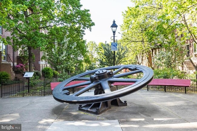 Building Photo - 145 W Hill St