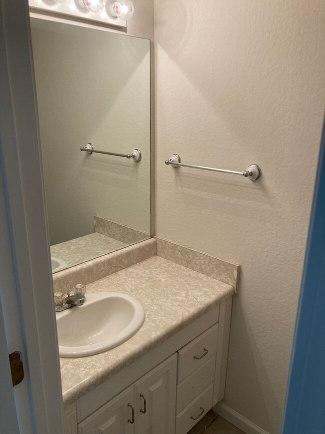 Building Photo - Updated 3/2.5 Townhouse in Armuchee- $1,350