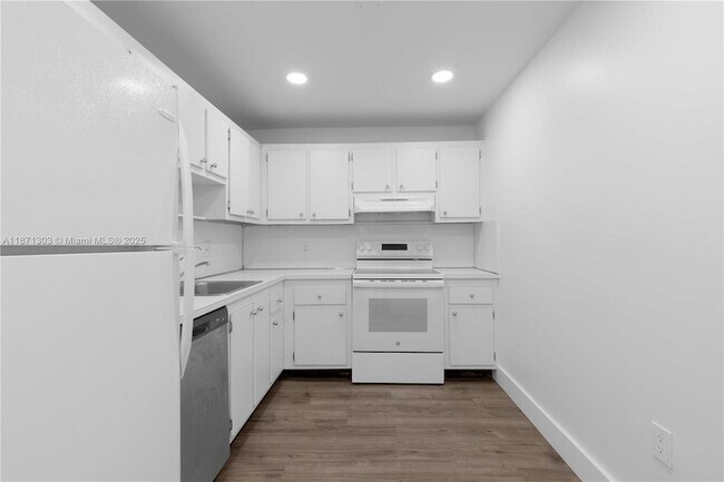 Building Photo - 1300 NE Miami Gardens Dr