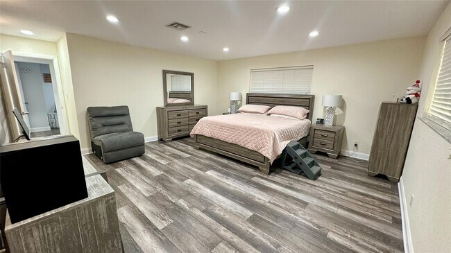 Building Photo - 4751 NE 10th Ave