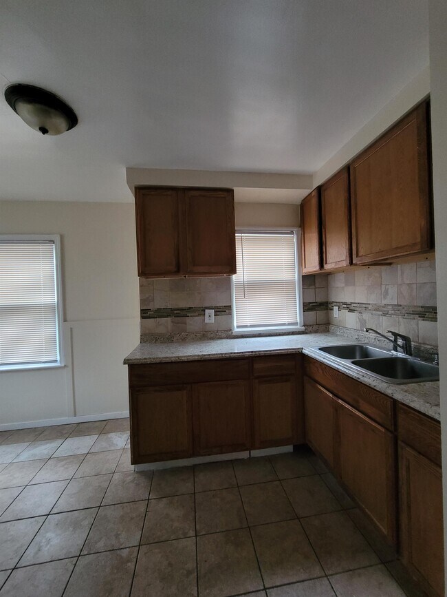 Building Photo - 11696 Lansdowne St