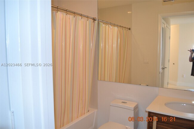 Building Photo - 2020 N Bayshore Dr