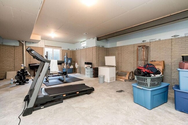 Building Photo - 123 Schellinger St