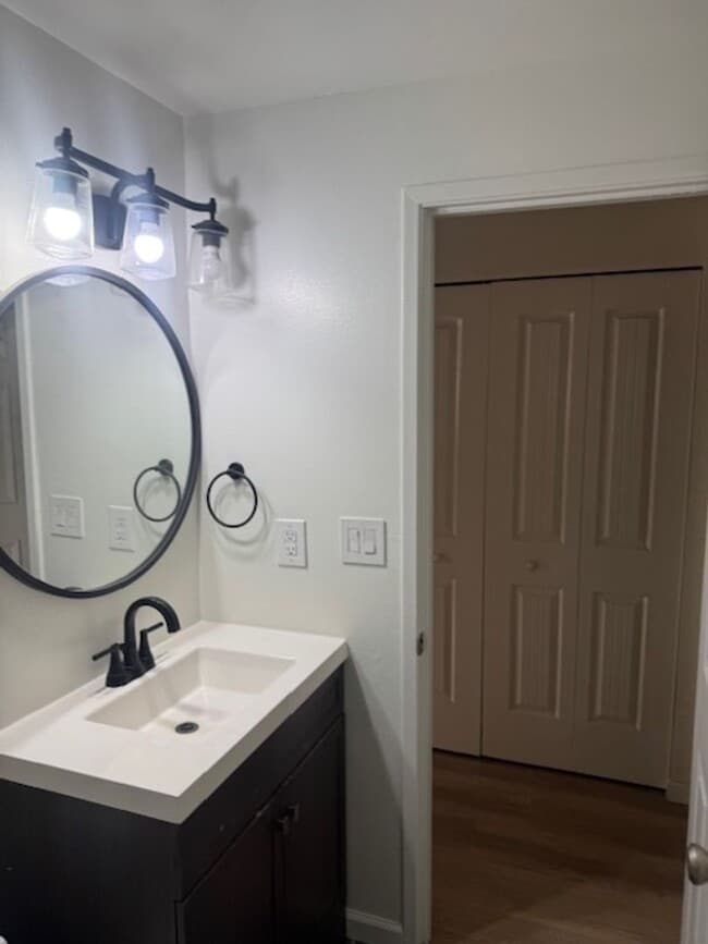 Building Photo - 2 Bedroom with an Additional Bonus Room Upstairs